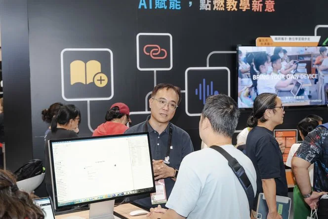 2025 現場實景：參觀者在電腦前跟著解說操作數位教學工具