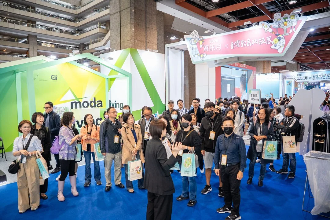 2025 現場實景：數位發展部數位產業署主題館（moda living lab），導覽人員為參觀民眾解說