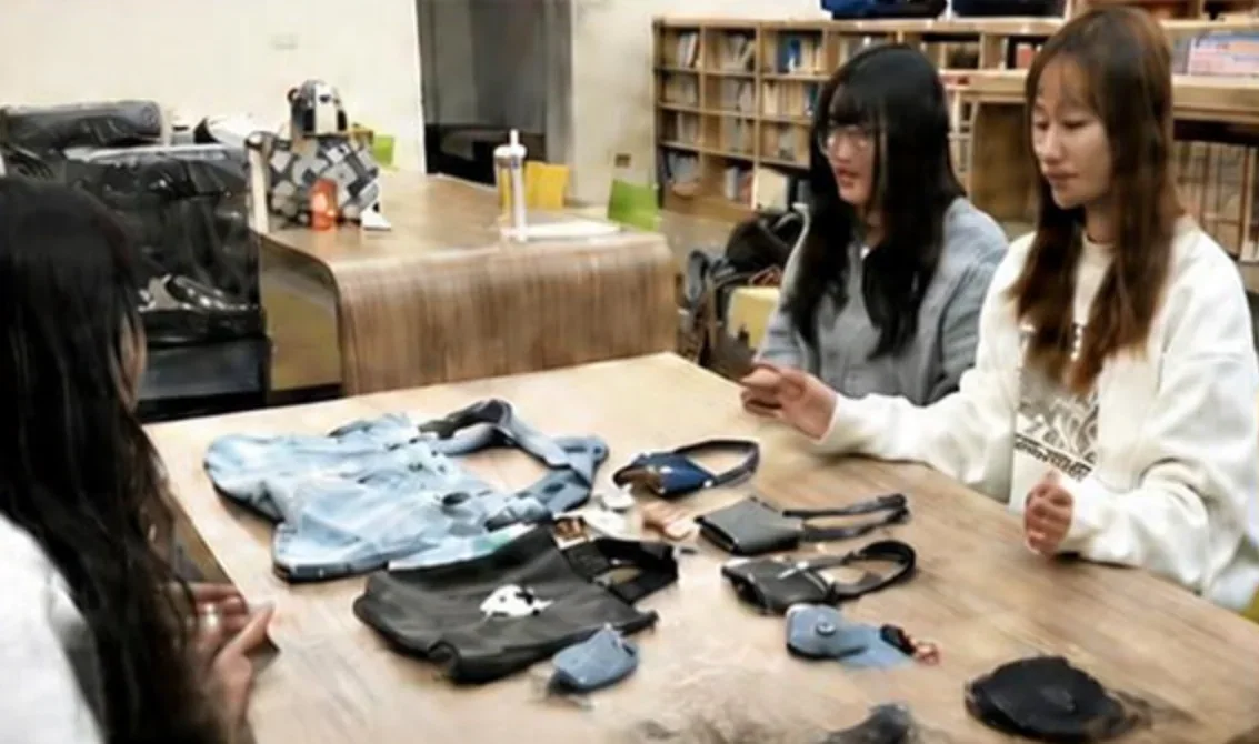 苗栗高商學生整理改造後的舊衣與版型